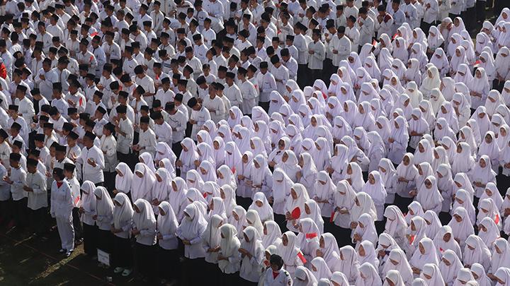 Peringati Hari Santri Nasional dengan Upacara dan Kegiatan Sosial